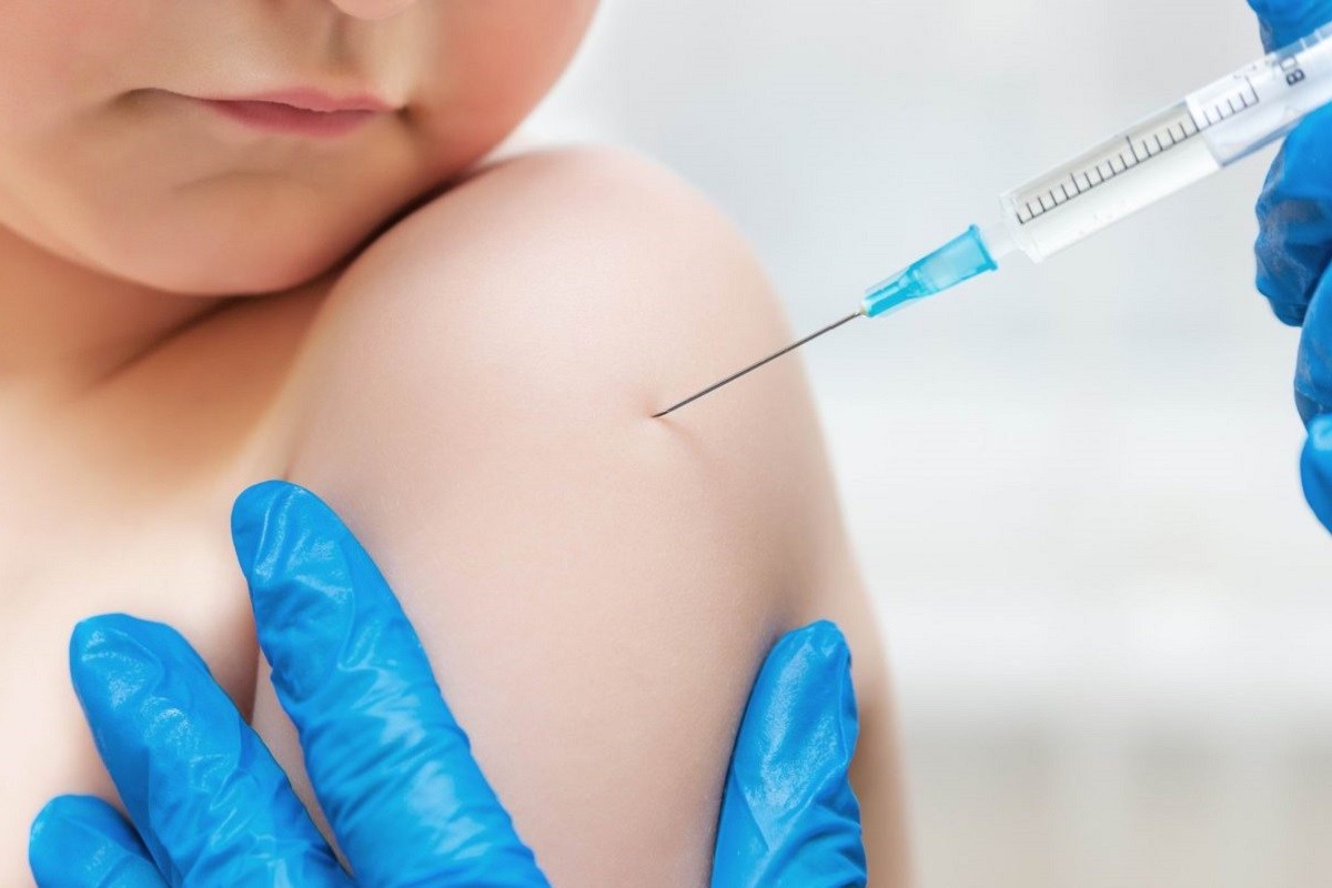 Καμπανάκι Φαρμακοποιών: Οι εμβολιασμοί των παιδιών πρέπει να παραμείνουν υποχρεωτικοί