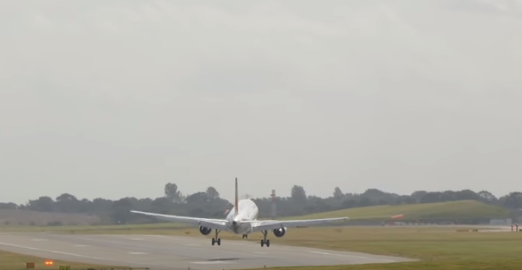 Συγκλονιστικές εικόνες από την αποτυχημένη προσγείωση Airbus (βίντεο)