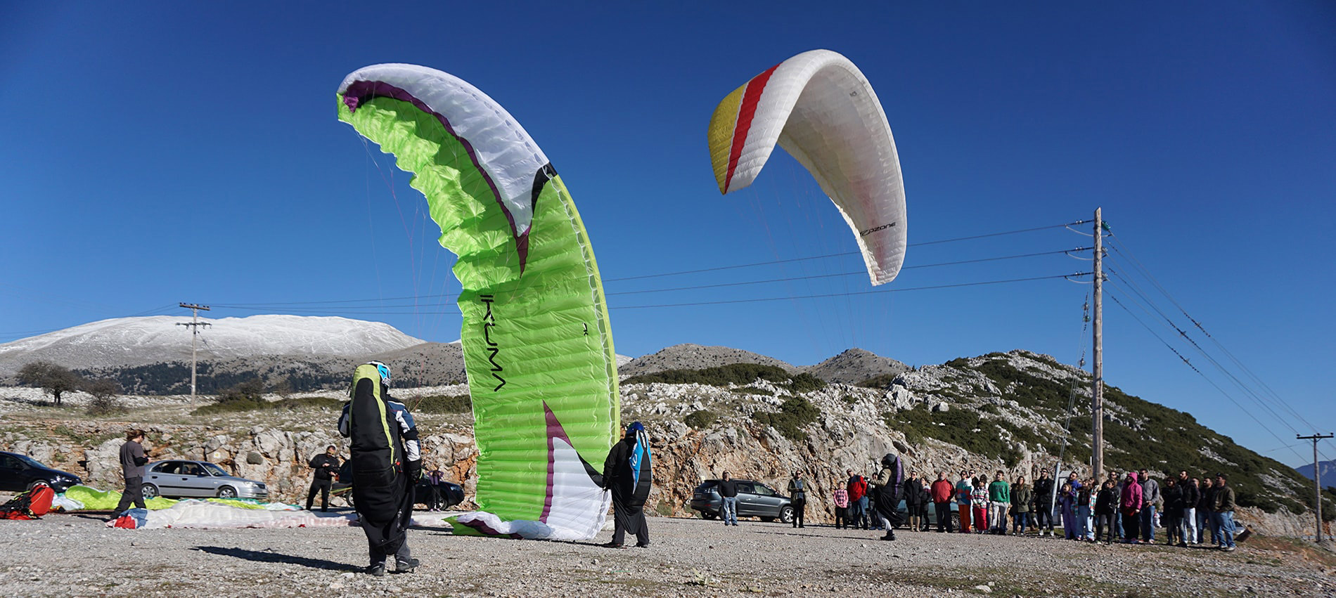 Η τρομακτική στιγμή που τουρίστες πέφτουν σε ηλεκτροφόρα καλώδια κάνοντας parasailing (βίντεο)