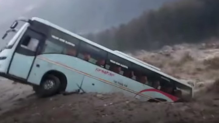 Ινδία: Δείτε λεωφορείο να βουλιάζει σε ορμητικά νερά (βίντεο)