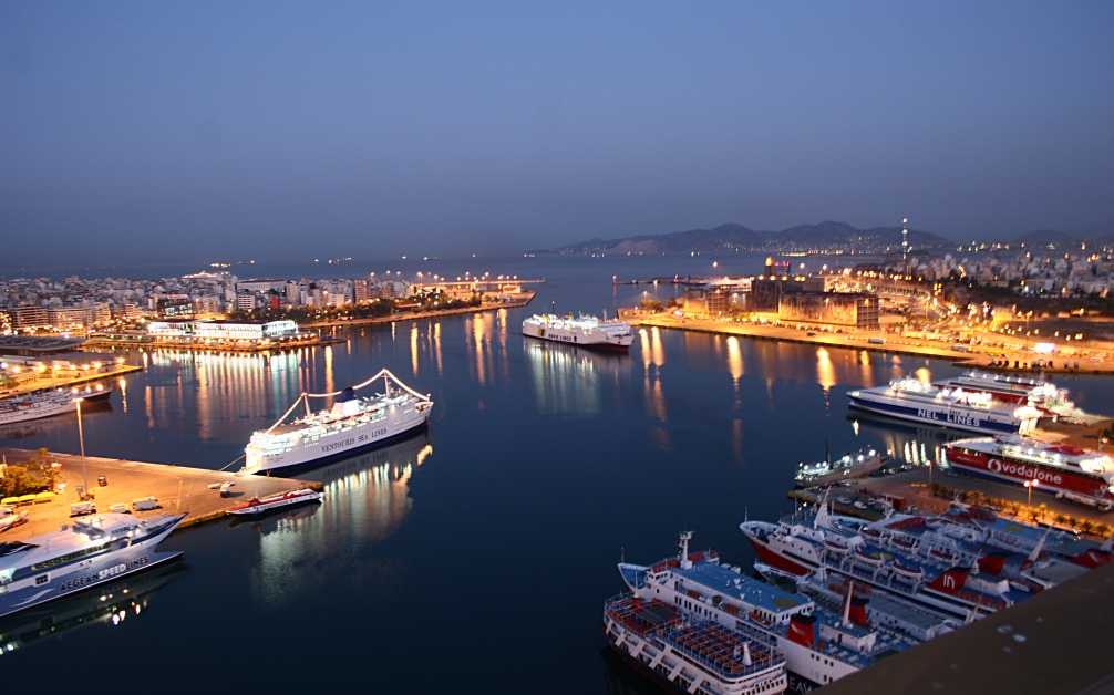Σύγκρουση δύο επιβατηγών πλοίων στο λιμάνι του Πειραιά – Ταλαιπωρία 1.100 επιβατών