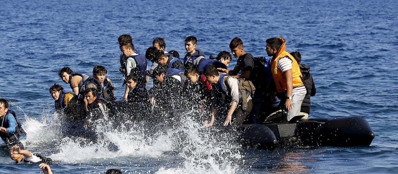 Βίντεο ντοκουμέντο: Τούρκος διακινητής ανενόχλητος αποβιβάζει λαθραίους μετανάστες στη Σάμο