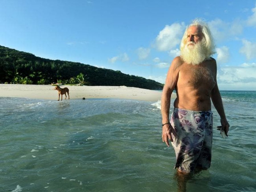 Έχασε όλα του τα χρήματά στο χρηματιστήριο και ζει μόνος σε ένα νησί εδώ και 20 χρόνια (βίντεο)