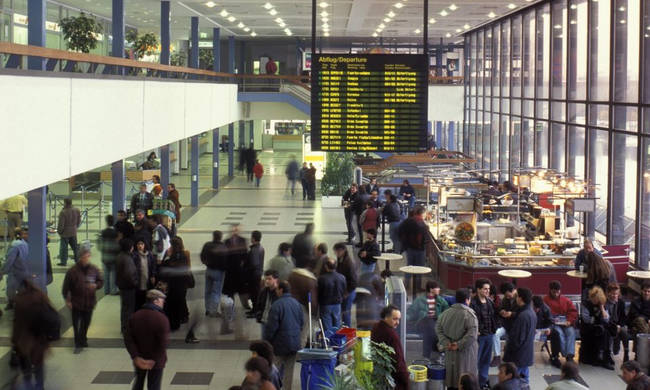 Συναγερμός στο αεροδρόμιο του Βερολίνου λόγω επίθεσης σε αστυνομικούς – Φορούσε γιλέκο με καλώδια