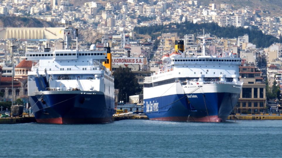 Αναχώρησαν για την Κρήτη τα επιβατηγά πλοία Blue Horizon και Blue Galaxy μετά την πρόσκρουσή τους
