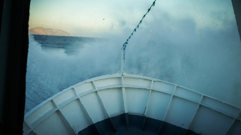 «Σκοπελίτης» εναντίον «Ξενοφώντα»: Η «μάχη» του πλοίου με τα μανιασμένα κύματα στις Κυκλάδες (φώτο)