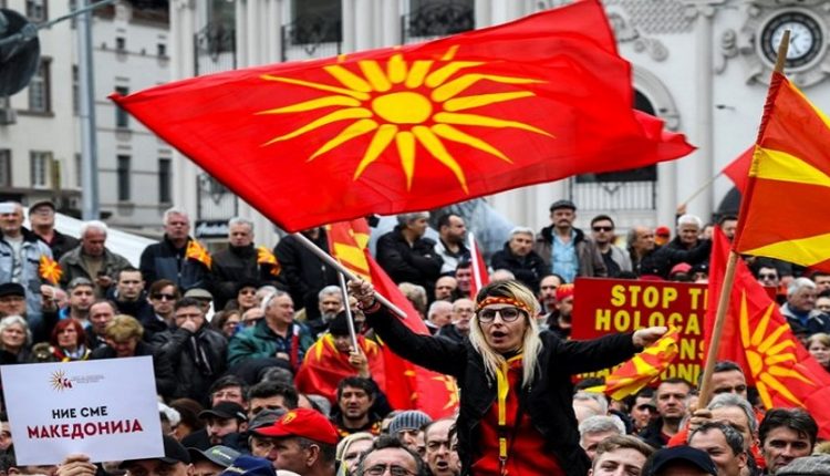 Προκαλούν οι Σκοπιανοί! Φωτογραφία σοκ μπροστά από την πινακίδα περιφέρειας Δυτικής Μακεδονίας (φώτο)