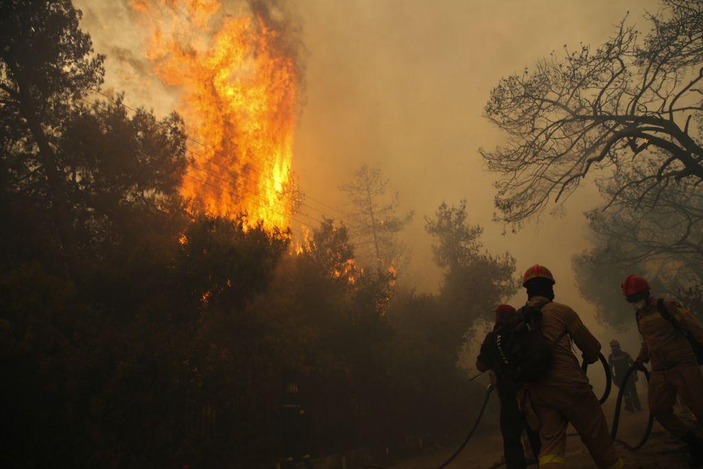 Μεγάλη πυρκαγιά στην Κεφαλονιά – Μάχη με τις φλόγες δίνουν οι πυροσβέστες έξω από το χωριό Ζόλα (φώτο-βίντεο)