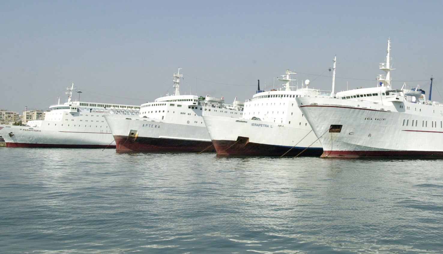 Πρόσκρουση φορτηγών πλοίων στο αγκυροβόλιο του Πειραιά