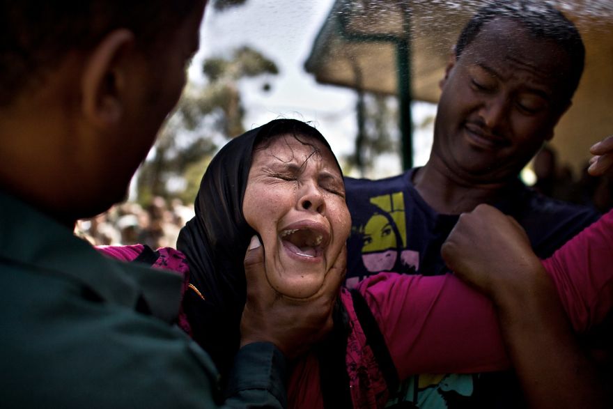 Αιθιοπία: Οι πραγματικές τελετές εξορκισμού μέσα από το φακό – Οι κραυγές των «δαιμονισμένων» (φωτό)