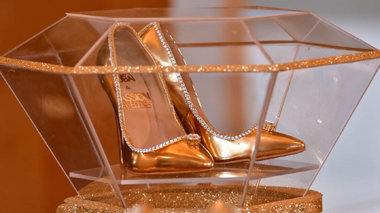 Ντουμπάι: Ένα ζευγάρι χρυσές γόβες με διαμάντια πουλήθηκε για 17 εκατ. δολάρια (φωτο)