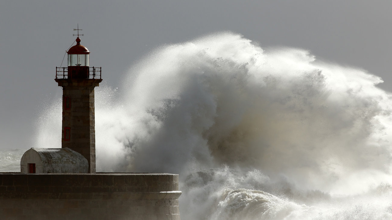 «Ξενοφών»: Άνεμοι 10 μποφόρ «σφυροκοπούν» την χώρα – Που έχει απαγορευτικό απόπλου και κλειστά σχολεία