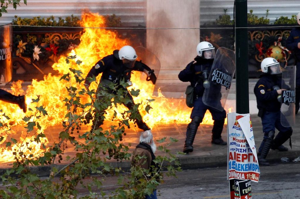 Κουκουλοφόροι καίνε και τρομοκρατούν το κέντρο της Αθήνας «στη μνήμη» του ληστή Ζακ Κωστόπουλου