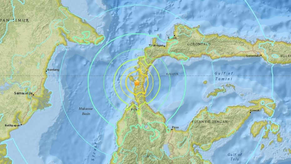 Τσουνάμι κτύπησε τις ακτές της Ινδονησίας μετά τον σεισμό των 7,7 Ρίχτερ (βίντεο)