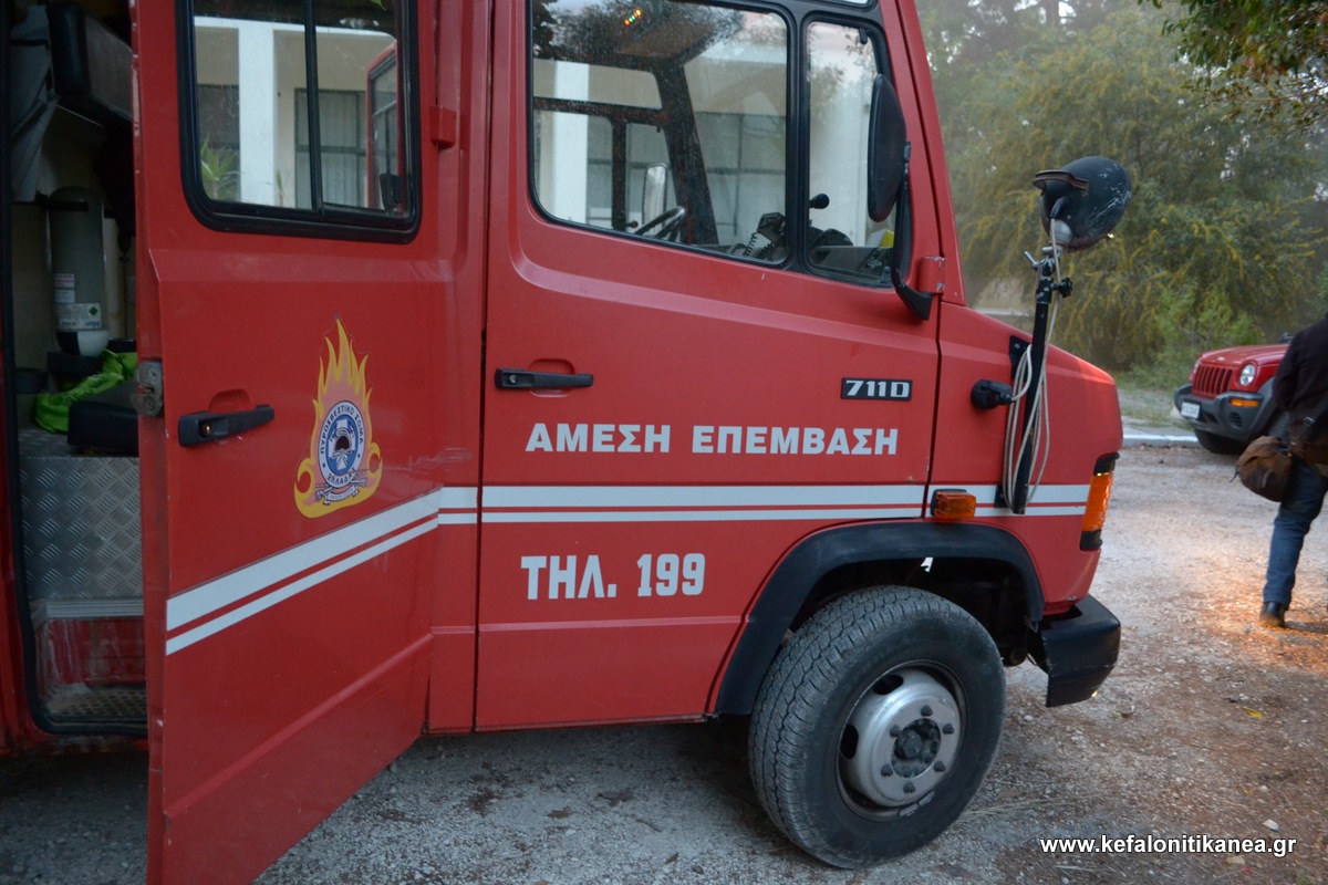 Συνεχίζεται η μάχη των πυροσβεστών σε Κεφαλονιά και Αχαΐα