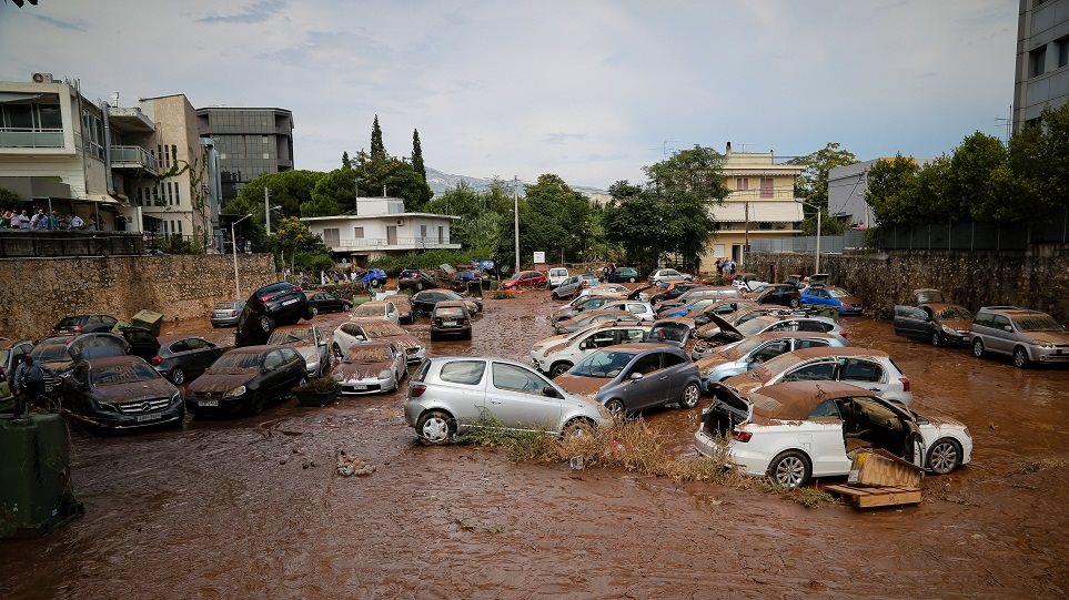 Πλημμύρισε το Κρανίδι: Εγκλωβίστηκαν άνθρωποι στα αυτοκίνητά τους (φωτό)