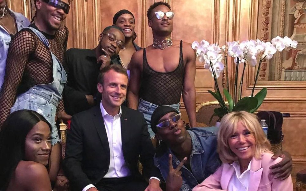 Σάλος στην Γαλλία από τις φωτογραφίες του προεδρικού ζεύγους Μακρόν με μαύρους ημίγυμνους άνδρες