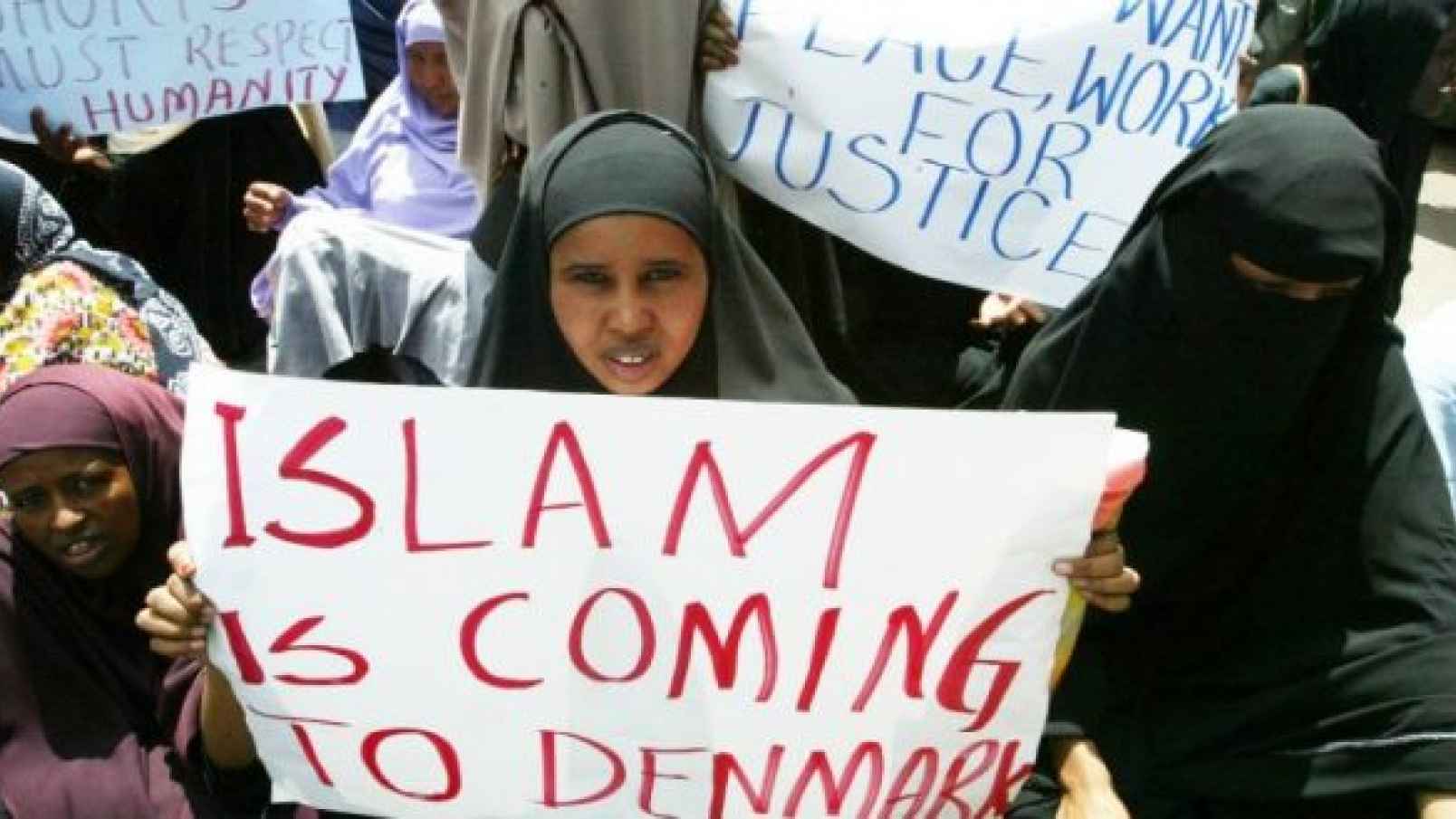 Σε… απελπισία οι Δανοί  – Μουσουλμάνοι μετανάστες: «Μας κόψατε τα επιδόματα – Θα φύγουμε!»