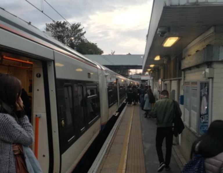 Πανικός στο Λονδίνο: Επίθεση με μαχαίρι σε σταθμό τρένου – Ένας τραυματίας (φώτο)