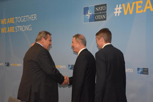 Συνάντηση στα όρθια Καμμένου και Ακάρ στη σύνοδο του ΝΑΤΟ