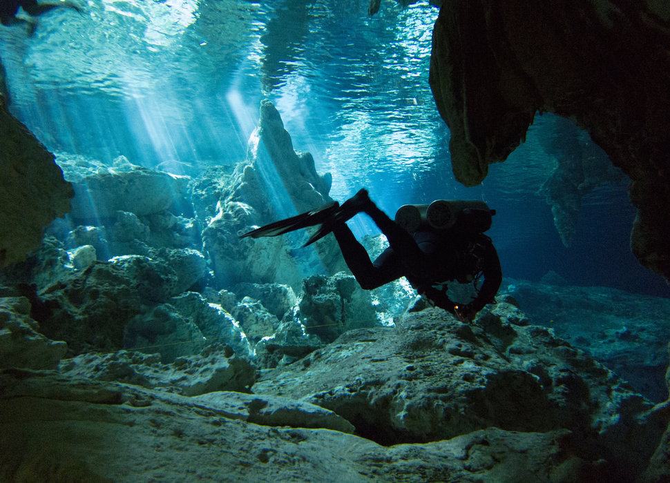 Εντυπωσιακά πλάνα από ανεξερεύνητο υποθαλάσσιο σπήλαιο στην Κρήτη (βίντεο)