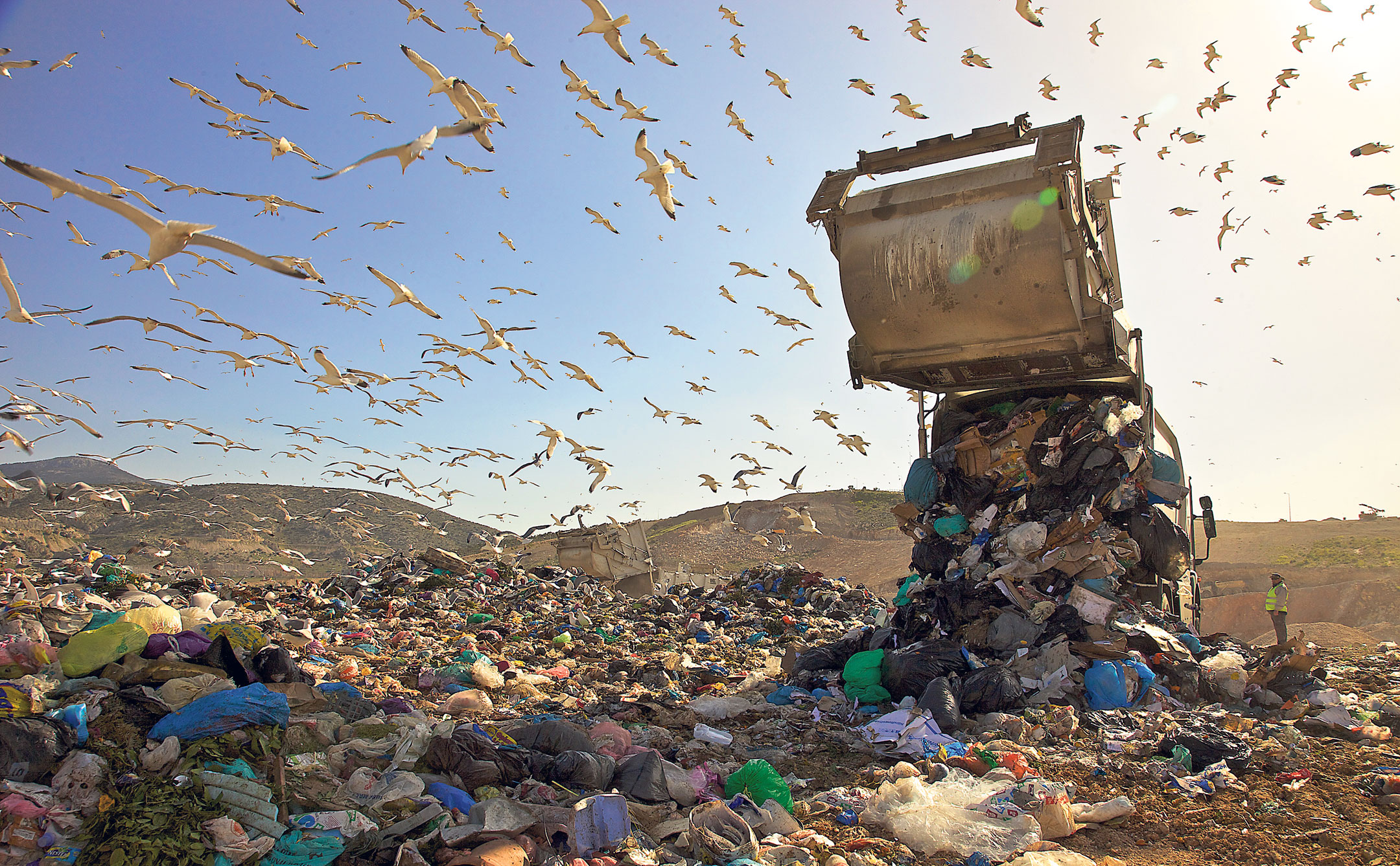 Απίστευτη τροπολογία: Στην Αττική τα σκουπίδια και των νησιών – Μια απέραντη χωματερή θα γίνει η Σύρος