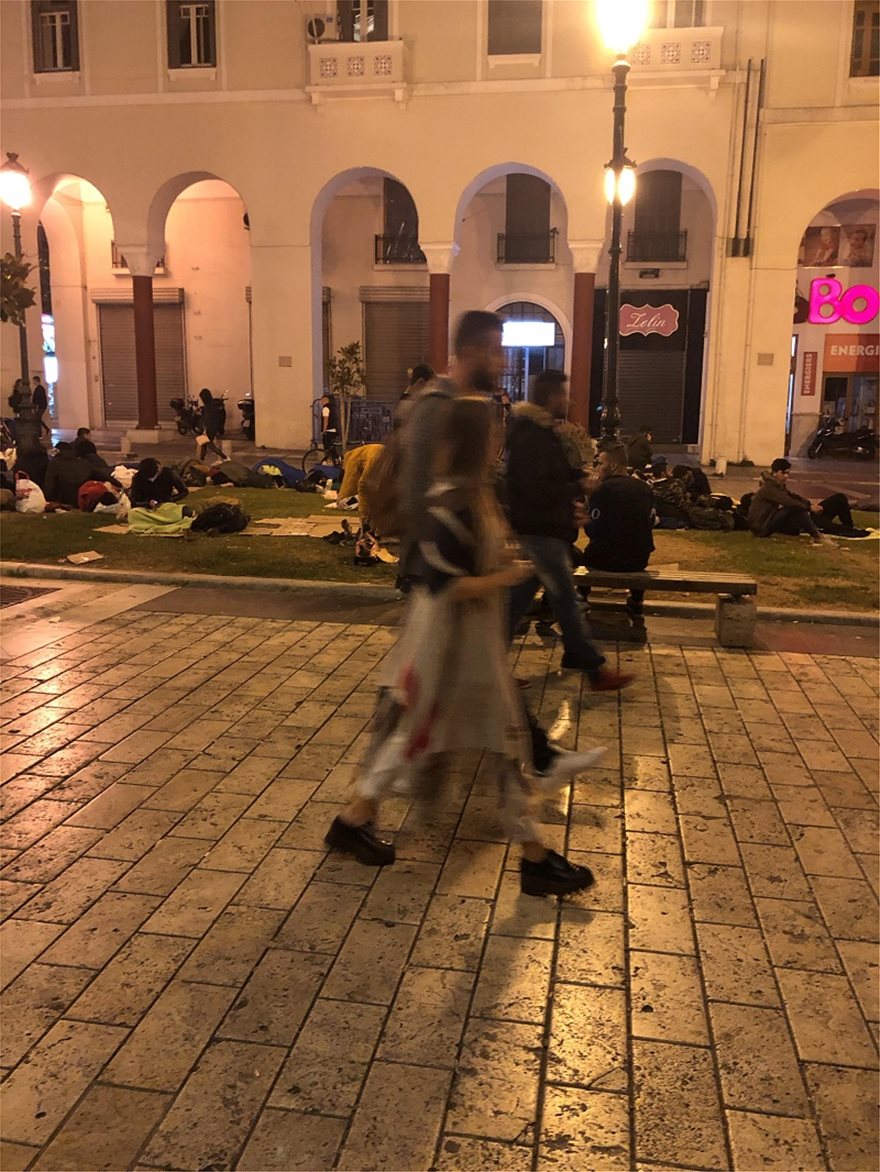 Ισλαμαμπάντ η Θεσσαλονίκη – Παράνομοι μετανάστες στρώνουν και κοιμούνται στην πλατεία Αριστοτέλους (φωτό-βίντεο)