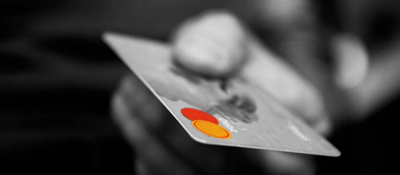 Χρεωστικές κάρτες: «Συναγερμός» για τις ανέπαφες συναλλαγές – Τι συνέβη