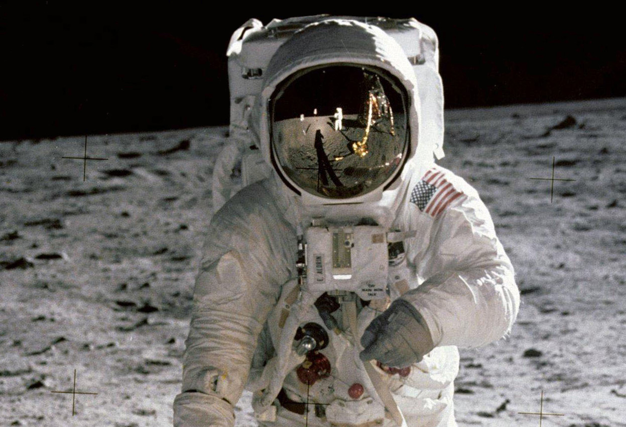 Θεωρίες συνωμοσίας: Συνέκριναν την μπότα του Άρμστρονγκ και το αποτύπωμα στη Σελήνη και «απέδειξαν» πως δεν πάτησε ποτέ