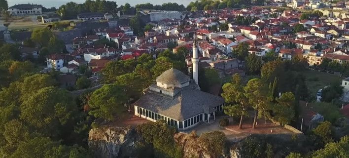 Πριν και μετά:  Ο μιναρές στο Ασλάν Τζαμί στα Ιωάννινα πριν τον καταστρέψει ο «Ζορμπάς» (βίντεο)