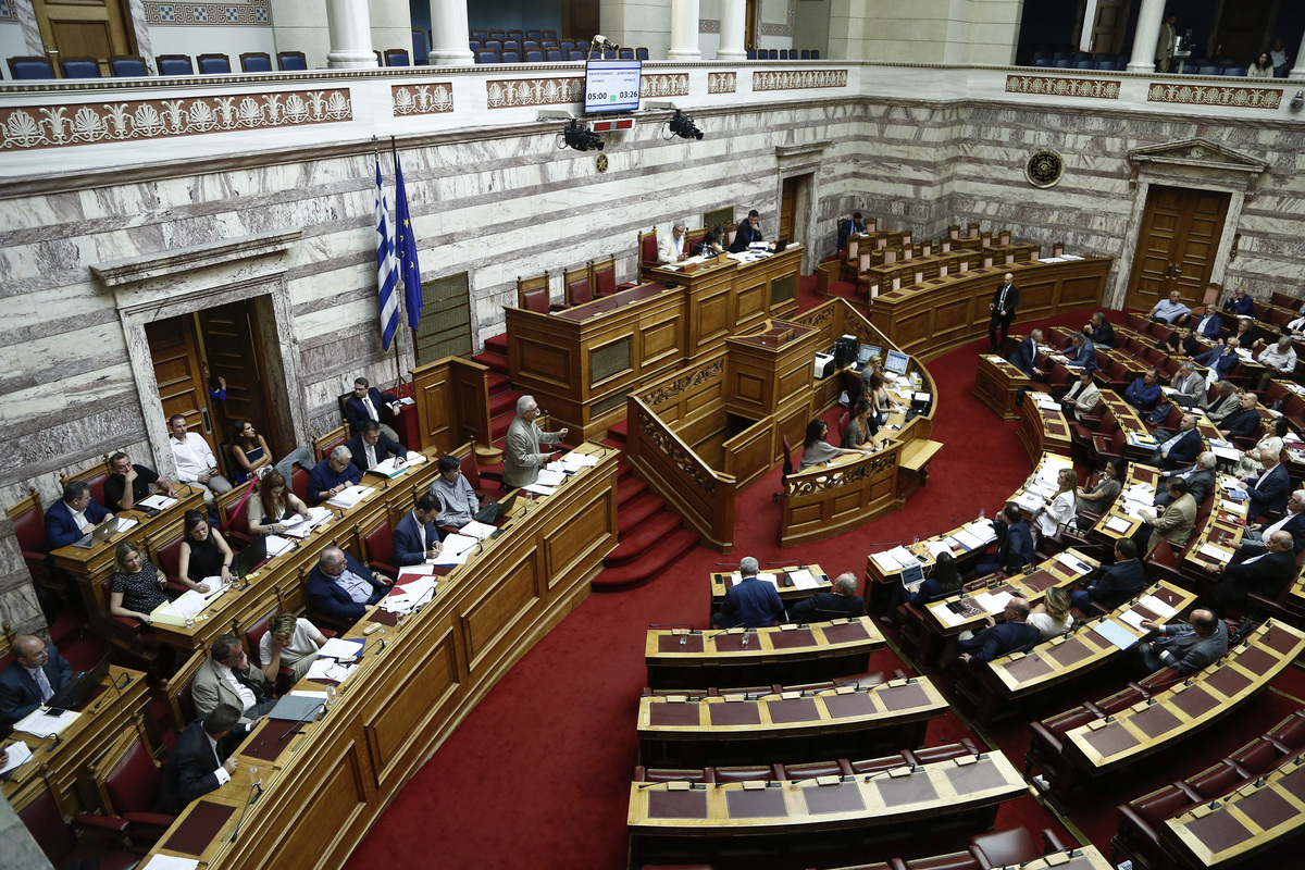 Στο κόκκινο η ένταση στη Βουλή για τον νόμο των φυλακών – Η αντιπαράθεση Καλογήρου-Καραγκούνη