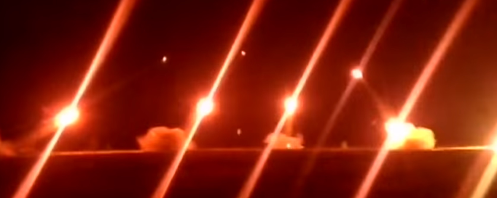 Τα ρωσικά ρουκετοβόλα ΒΜ-21 «άναψαν» τη νύχτα σε άσκηση του πυροβολικού [βίντεο]
