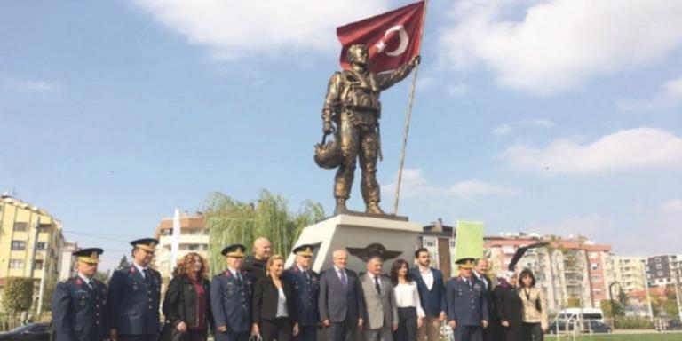 Οι Τούρκοι έστησαν άγαλμα στον πιλότο Ναΐλ Ερντογάν που έπεσε ενώ παραβίαζε τον ελληνικό εναέριο χώρο