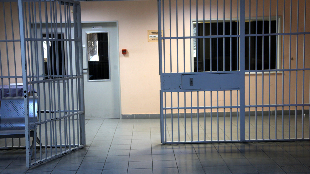 Πάνω από 12.000 κρατούμενοι έχουν αποφυλακιστεί με τον νόμο Παρασκευόπουλου – 450 βγαίνουν κάθε μήνα!