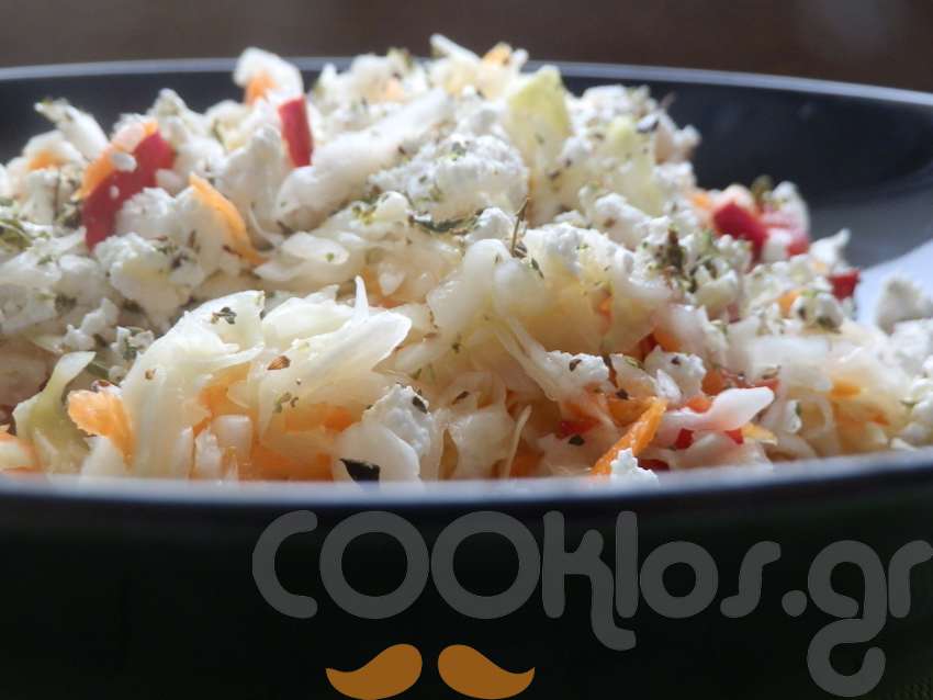 Η συνταγή της ημέρας: Λάχανο σαλάτα με μυζήθρα, ρίγανη και φασκόμηλο