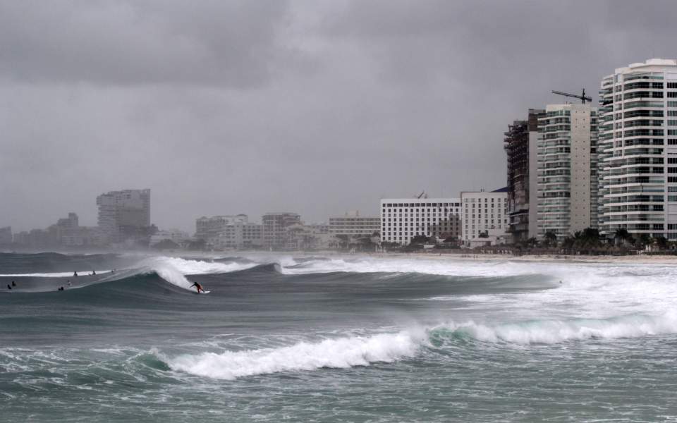 Έρχεται ο κυκλώνας  «τέρας» Μάικλ: Ενισχύθηκε στην κατηγορία 2 και «απειλεί» τη Φλόριντα (φώτο-βίντεο)
