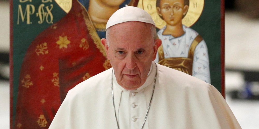Ατύχημα για τον πάπα Φραγκίσκο: Παραπάτησε και έπεσε μέσα στην Αγία Έδρα