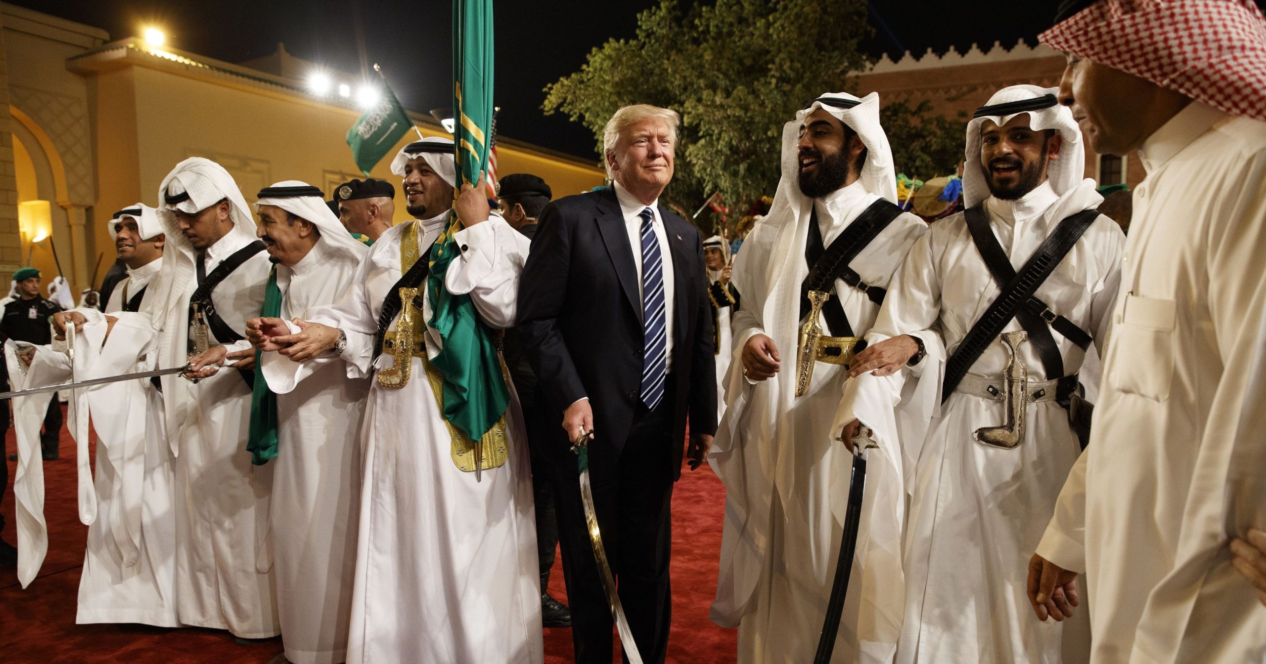 Τραμπ σε Σ.Αραβία: «Θα σας καταστρέψω αν δεν αυξήσετε τις τιμές πετρελαίου» – Ριάντ: «Τα βρήκαμε με Μόσχα»