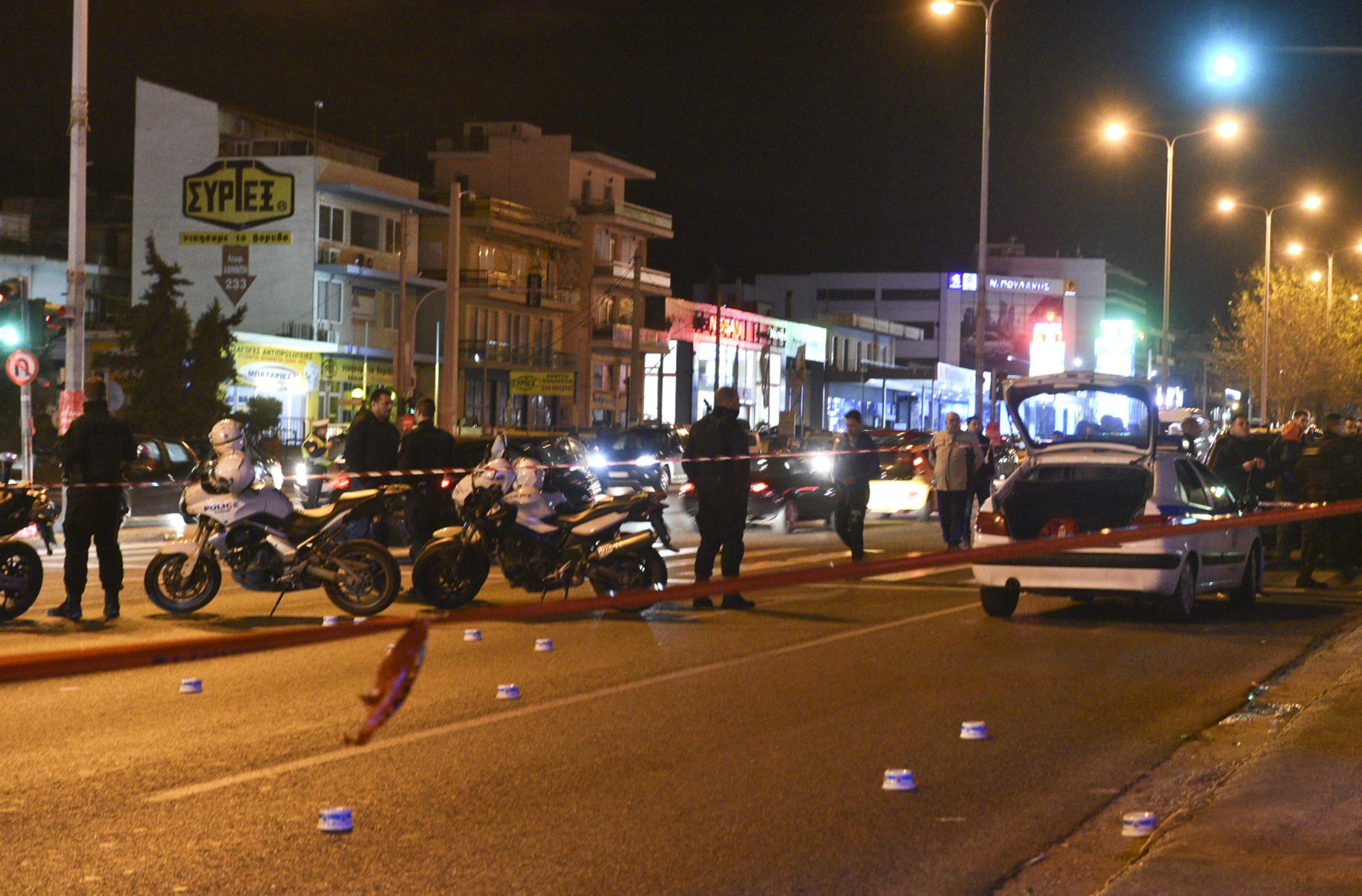 Αλλοδαποί σφάζονται στο κέντρο της Αθήνας: Του έκοψε το λαιμό στην πλατεία Βάθη (φωτό)