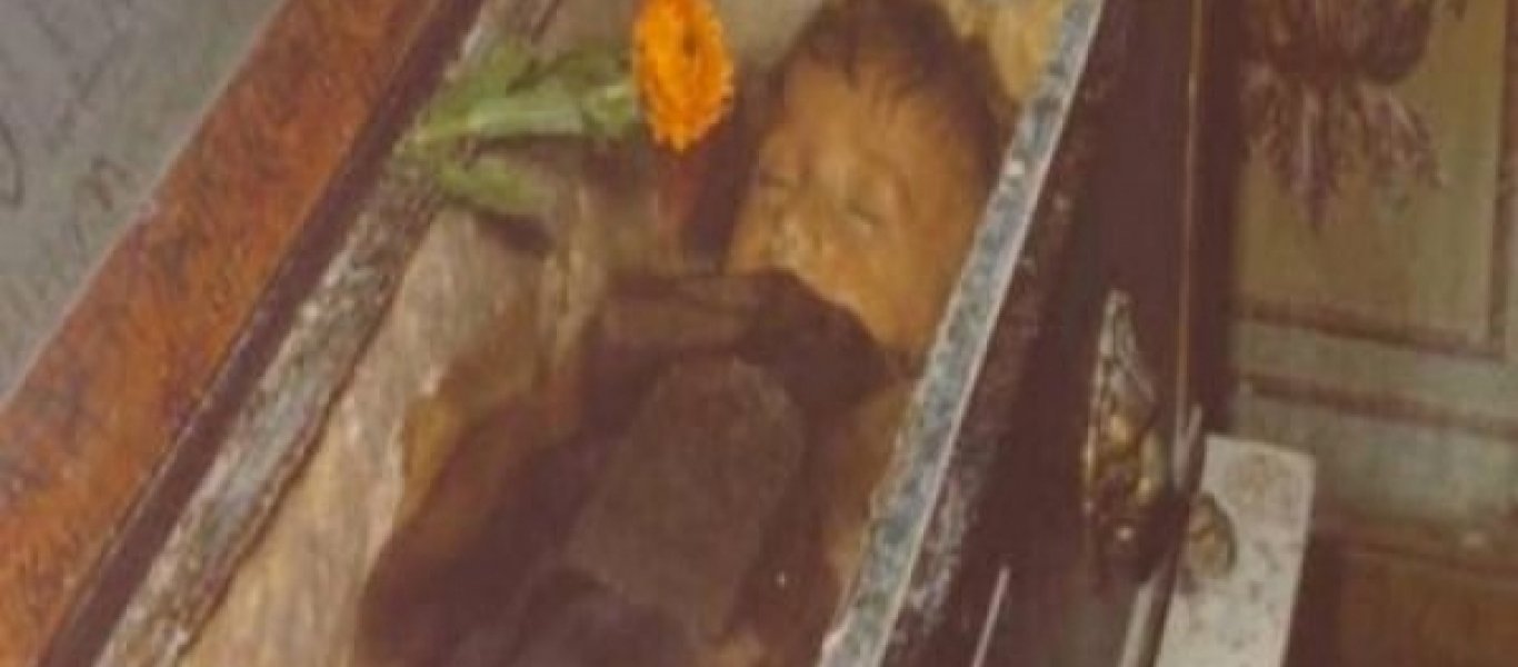 Αυτό το μικρό κοριτσάκι είναι νεκρό εδώ και 95 χρόνια. Όταν ξαφνικά… Άνοιξε τα μάτια της! (vid, εικόνες)