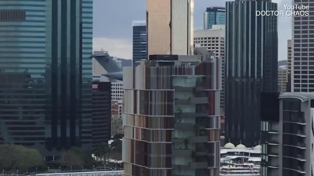 Βίντεο: Boeing C-17 πραγματοποιεί «σλάλομ» ανάμεσα σε ουρανοξύστες