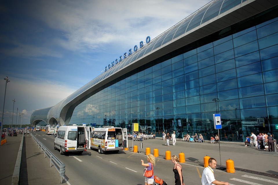 Αλλάζουν τα ονόματα στα αεροδρόμια της Μόσχας: «Ντοστογιέφσκι» και «Τολστόι» στο τραπέζι