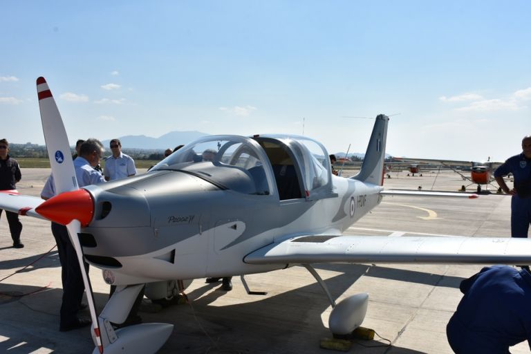 Προσγειώθηκε στο Τατόι το νέο εκπαιδευτικό αεροσκάφος της Πολεμικής Αεροπορίας (φώτο)