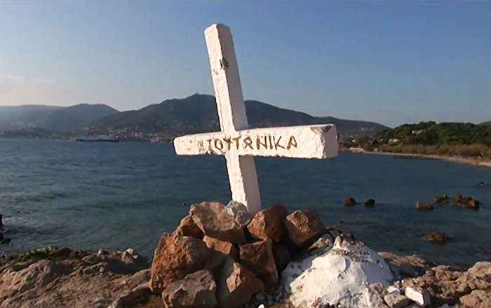 Βίντεο: Οι κάτοικοι της Λέσβου έστησαν πάλι τον Σταυρό – «Τον έσπασαν κτυπώντας τον με μίσος»