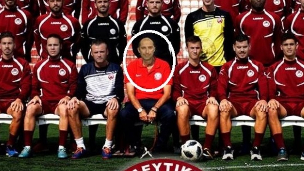 Ο νέος προπονητής της Προοδευτικής μπήκε στην ομαδική φωτογραφία με… photoshop (φωτο)