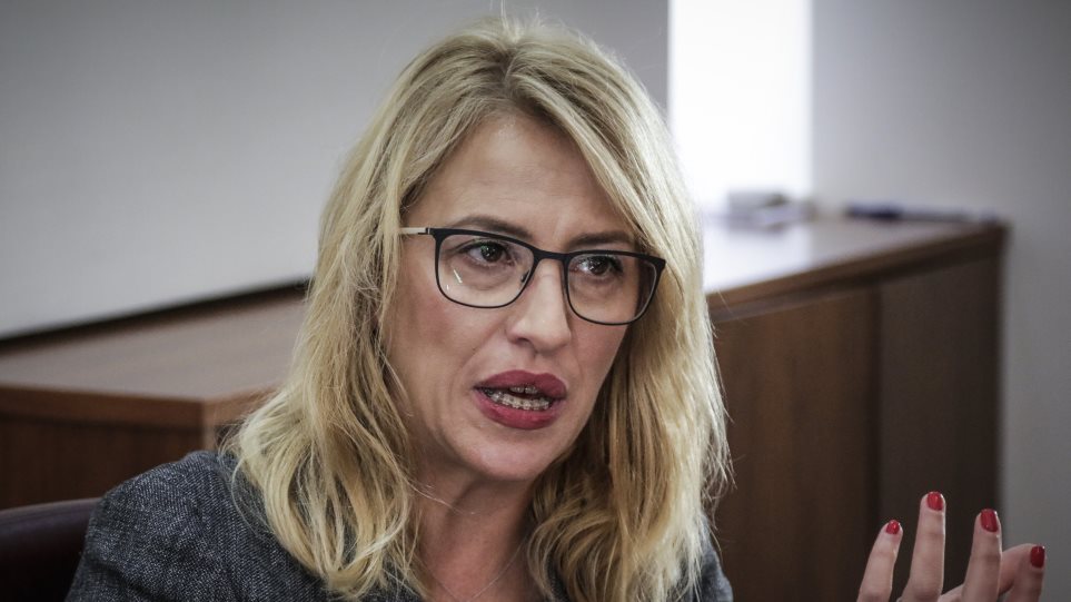 «Σφυρίζει» αδιάφορα η Δούρου για Μάτι: «Δεν έχω ευθύνη για τις πυρκαγιές»