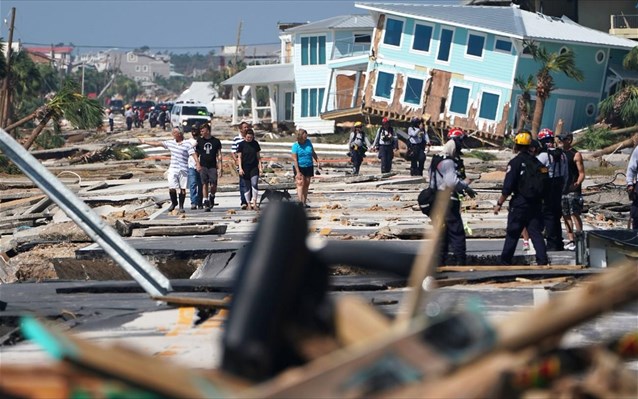 Τυφώνας «Μάικλ»: Η στιγμή που κτυπά παραλία στη Φλόριντα (βίντεο)