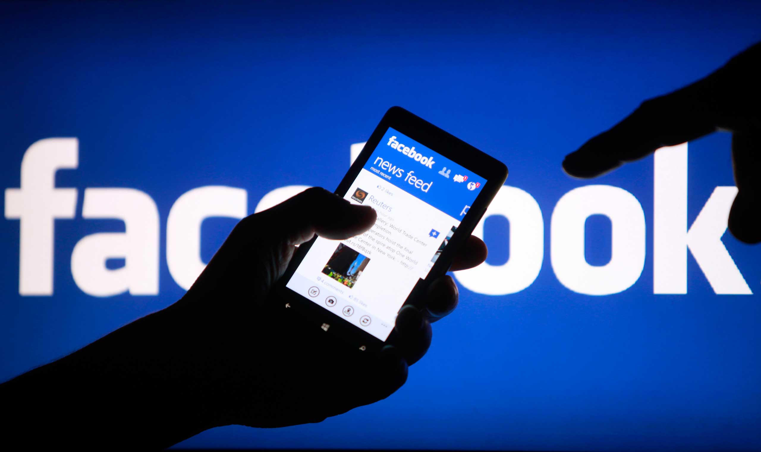 Facebook: Τηλέφωνα και email στα χέρια των χάκερ