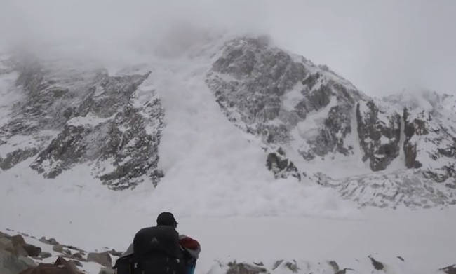 Είδαν το Xάρο με τα μάτια τους – Κατέγραψαν τη στιγμή που πέφτει χιονοστιβάδα πάνω τους
