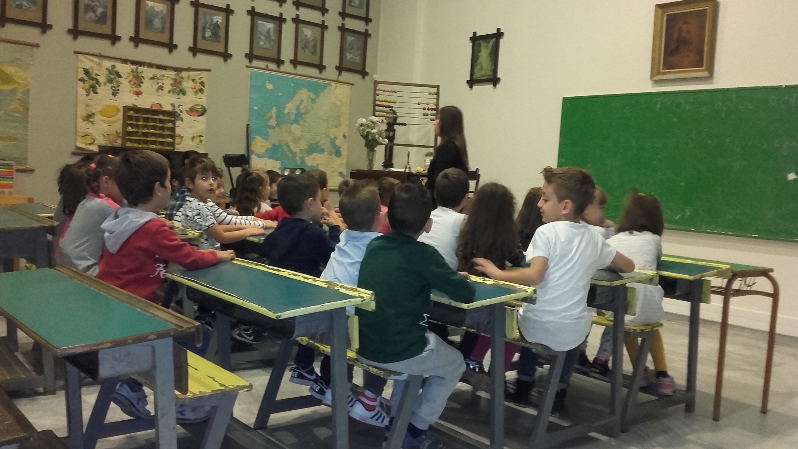 Η κυβέρνηση προσλαμβάνει εκπαιδευτικούς για τους παράνομους μετανάστες – Τα ελληνόπουλα δεν έχουν ούτε δασκάλες (φωτό)